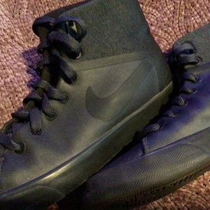 Nike Women’s Hightop Sneaker Size 8 Charcoal Black Soft